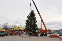 В центре города установили новогоднюю елку!