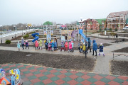Дети на площадке набережной сж