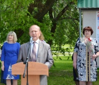 С праздником Последнего звонка школьников поздравил мэр города Богучара Иван Михайлович Нежельский