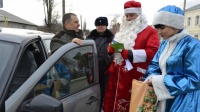 Богучарским водителям подарили брошюру ПДД и мандарины.
