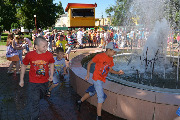 дети у фонтана городской парк